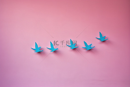 无奈蓝鸟背景图片_粉色和粉色墙壁上的蓝色纸鸟