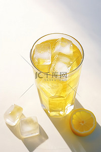 里面有冰块的黄色饮料