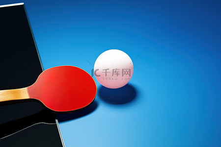 蓝色桌子上的乒乓球拍和球