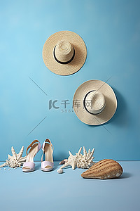 蓝色帽子帽子背景图片_浅蓝色墙壁附近的贝壳和人字拖，以及圆点设计的草帽