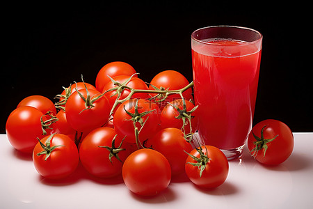 玻璃杯里的西红柿，玻璃杯里装满了果汁