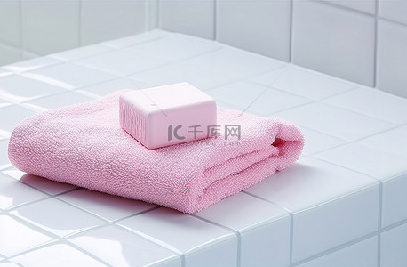 白色瓷砖上的粉色毛巾和肥皂