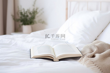 在床上的老人背景图片_打开床上枕头旁边的书