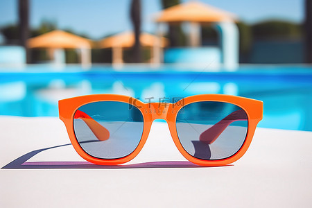 坐在某人游泳池旁边的橙色太阳镜
