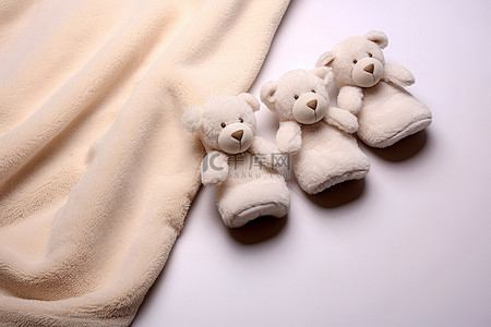 人和小羊背景图片_白色婴儿拖鞋坐在棉毯上