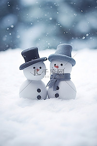 雪地里躺着两个雪人
