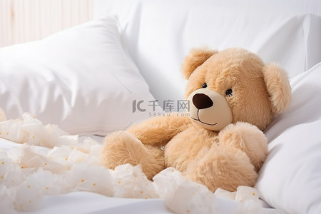 睡觉的枕头背景图片_一只毛绒泰迪熊躺在白色的床上