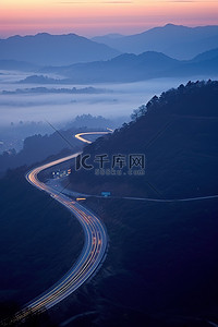 伦敦大雾背景图片_早上有大雾的高速公路经过