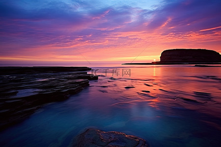 旅游的照片背景图片_一张显示海上日落的照片