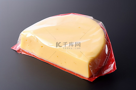 无毒保鲜膜背景图片_一片用保鲜膜包裹的奶酪