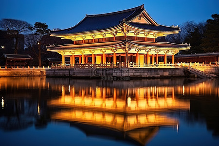 一栋传统亚洲风格的老建筑，湖水倒映其中