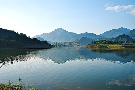 湖边有山的美丽景色