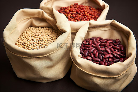 四个小篮子，三个小袋子，里面装满了豆子