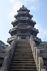 一座大寺庙，有台阶通往顶部