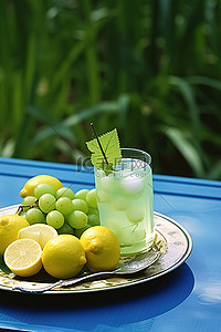 蓝盘上的柠檬饮料和葡萄