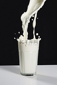 牛奶倒入玻璃杯 免版税