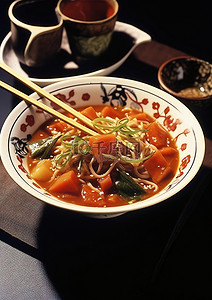用筷子在桌上的日本蔬菜汤