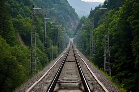 电动火车沿着一条很长的铁轨行驶