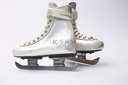 溜冰鞋背景图片_白色背景上显示一双溜冰鞋