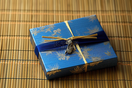 两个蓝色盒子，上面有一只鸟，放在竹桌上