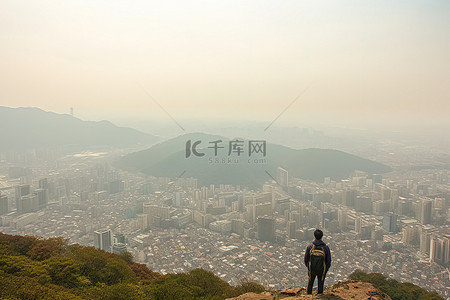 2014年首尔，一名登山者被雾霾包围 金大成