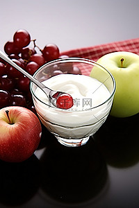 水果和背景图片_木勺里的酸奶和水果和苹果