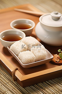 米背景图片_木盘上放一些咸米卷，白碗里放酱汁