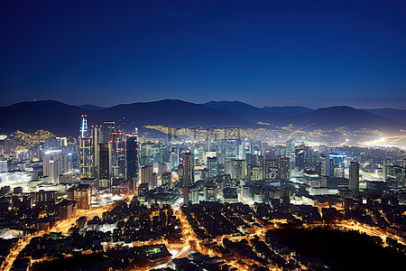 夜晚的城市和山景