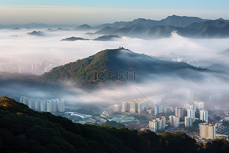 从上方看到的韩国城市一座山的宽屏图片