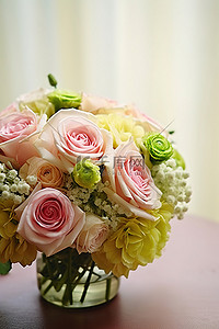 粉色的鲜花背景图片_桌子上一束粉色和绿色的鲜花
