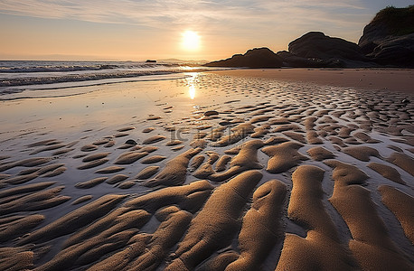 日出时在沙子里，有岩石和水