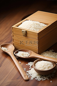 木顶上有勺子和米的米储存盒