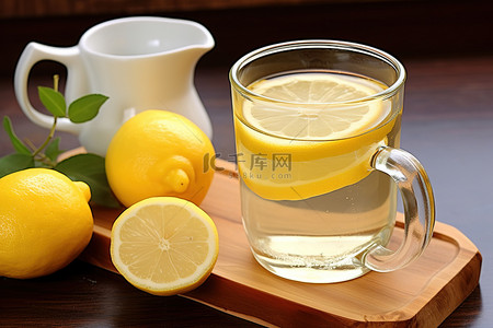 柠檬茶柠檬背景图片_一个杯子，里面有柠檬蜂蜜和糖