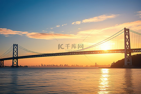 阳光明媚的天空背景图片_海湾大桥在阳光明媚的日子
