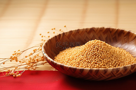 氢气原料背景图片_篮子里的米饭旁边放着一些小米饭