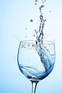 空气和蓝色背景上溅水的玻璃