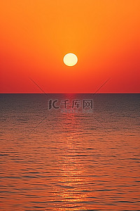 大海和天空背景图片_大海和夕阳落在橙色的水体上