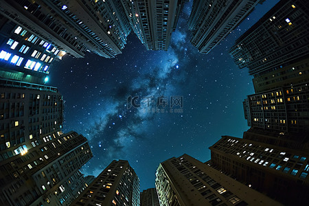 夜空下的人背景图片_傍晚天空下高楼大厦的照片