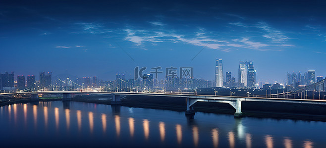 城市天际线在夜间被照亮并显示在桥梁旁边