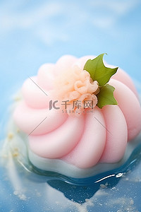 蓝色粉色花背景图片_蓝色大海上的粉色花形年糕