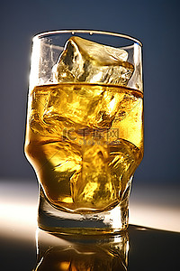 一杯装满冰块和糖浆的玻璃杯