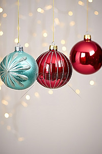 不同颜色的节日和装饰性圣诞饰品，带有星星装饰