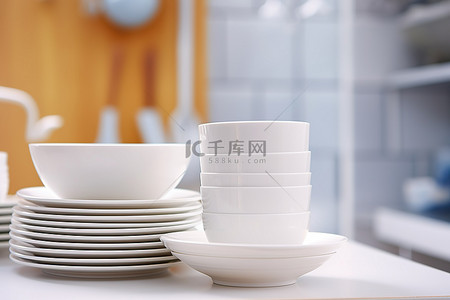 白色的盘子杯子和玻璃杯堆叠在一起