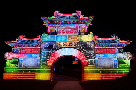 多色照明的中国墙