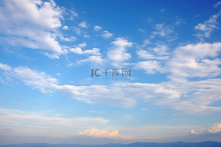云朵和背景图片_早晨，天空有蓝色的云彩和许多白色的小云朵