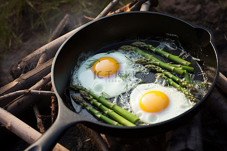 热背景图片_热煎锅，加两个鸡蛋和芦笋
