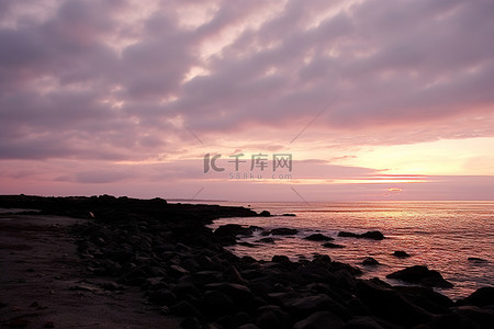 从海滩海岸线欣赏夏威夷的日落