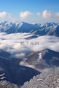 云雾缭绕的雪山山谷图片