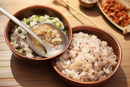 米饭背景图片_桌上放着两勺米饭，上面放着一碗米饭蔬菜和一个盘子