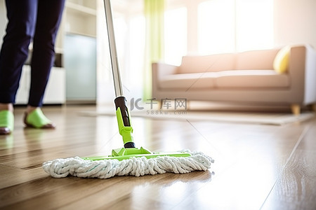 地面清洁背景图片_一个女人用拖把清洁地板